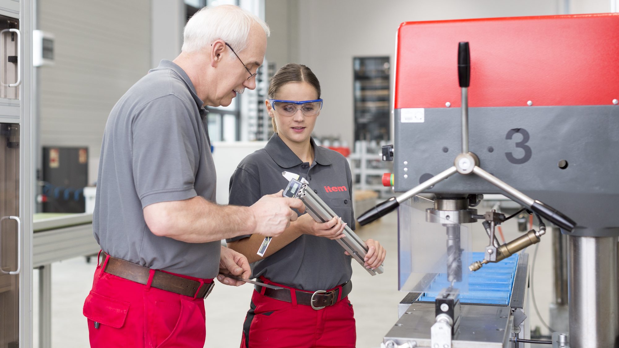 Bancos de trabajo de producción adaptados a la edad