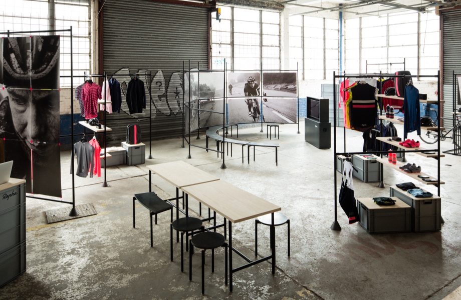 Pop-up store in an elegant aluminium look