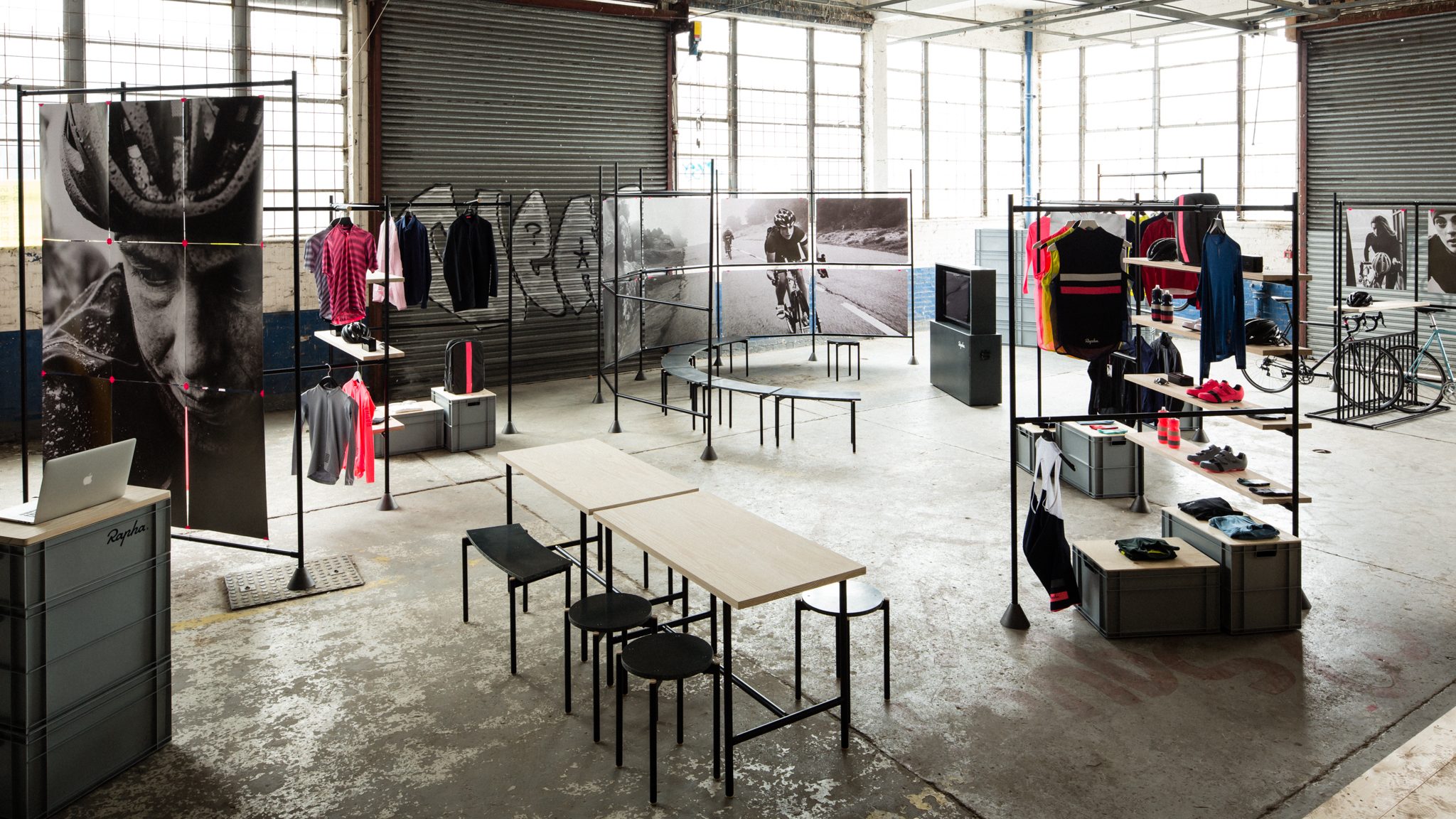 Pop-up-Store im edlen Aluminium-Look