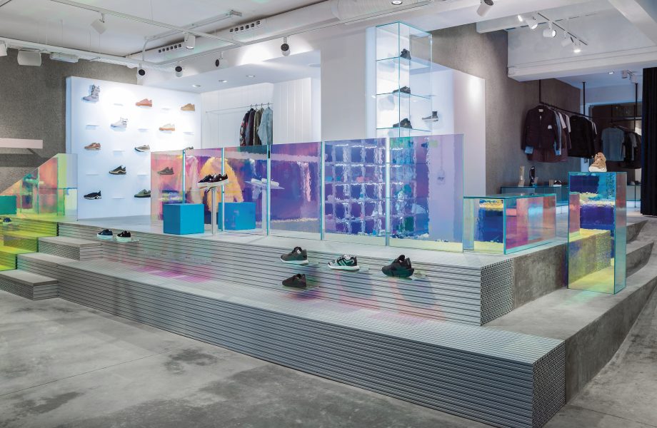 Un magasin de sneakers avec un style aluminium futuriste