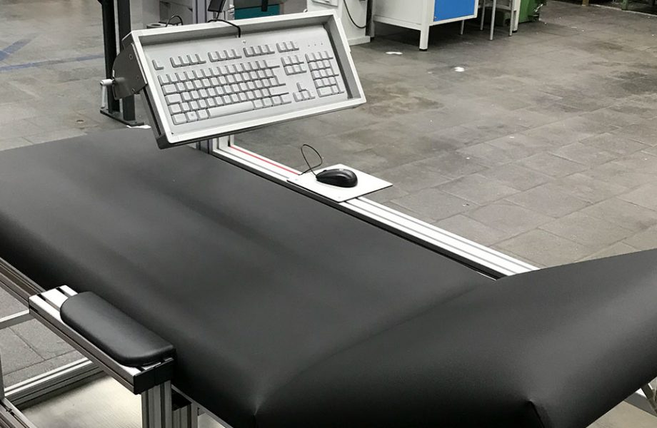 Ungewöhnlicher Arbeitsplatz im Liegen bei BMW