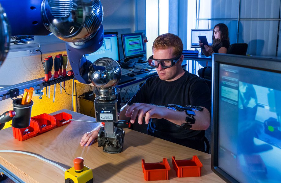 Współpraca człowiek-maszyna na stanowisku ręcznego montażu