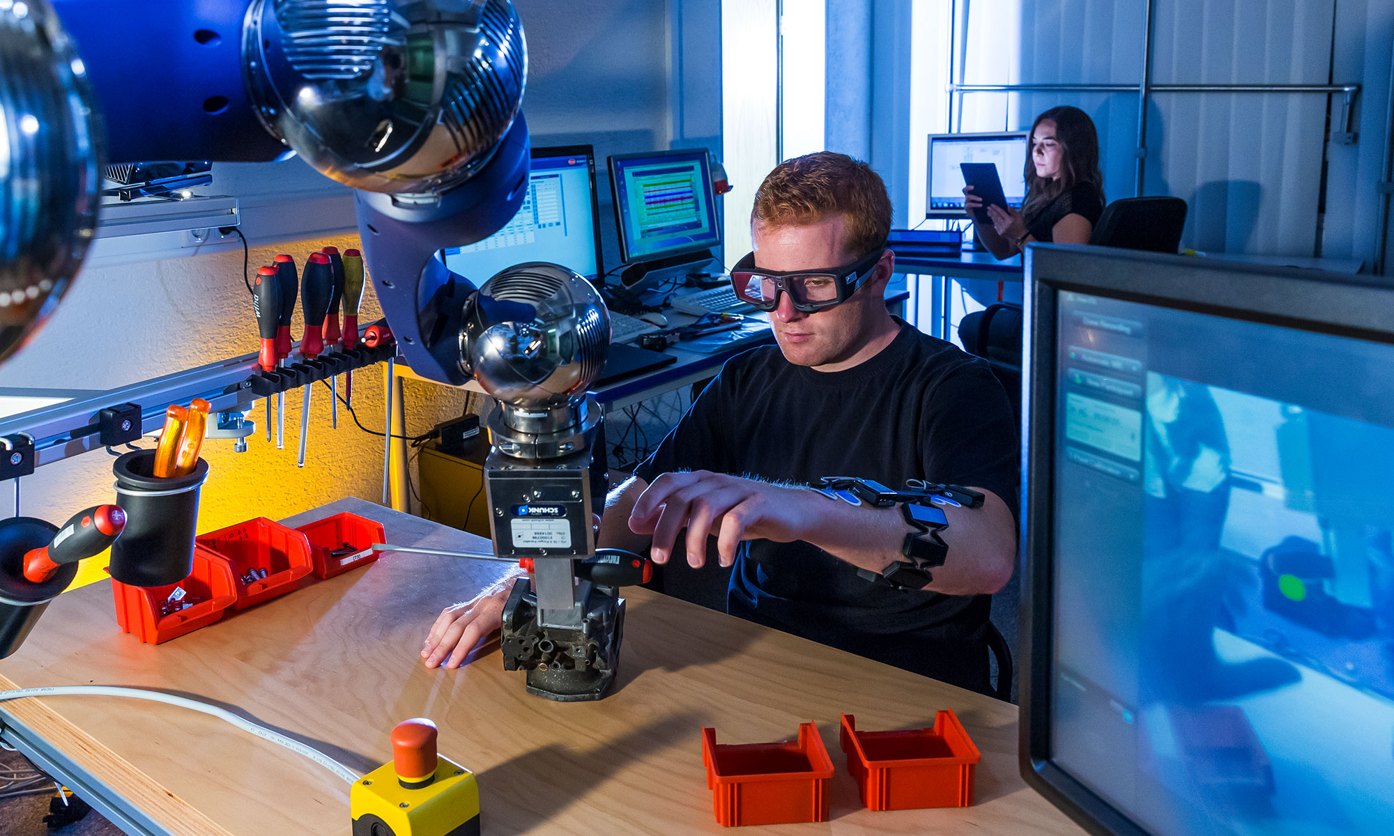 Colaboración entre humanos y robots en el montaje manual