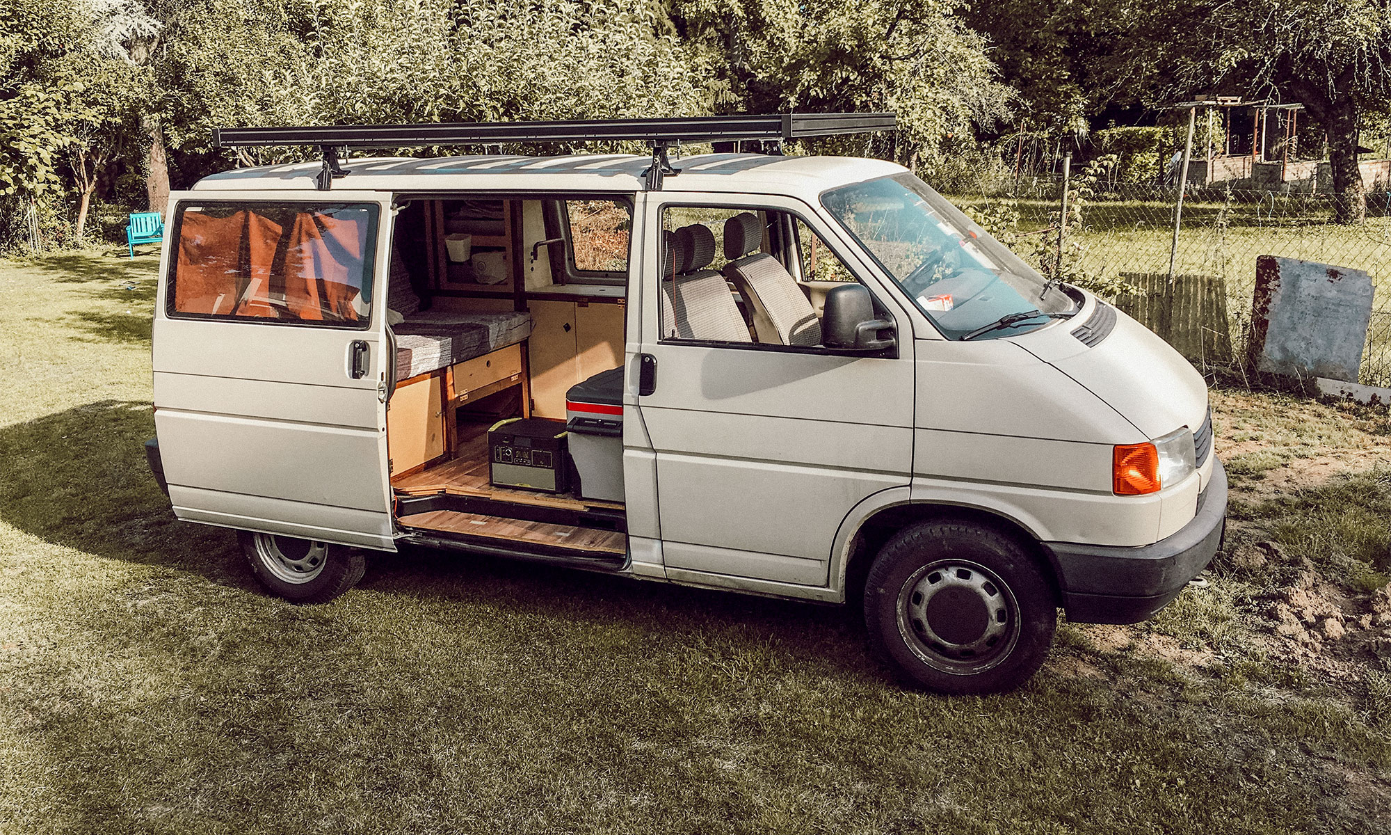 Un portaequipajes de aluminio: indispensable en su autocaravana VW