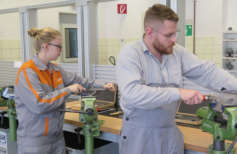 Bancos industriales de trabajo versátiles para el campus de formación de CURRENTA