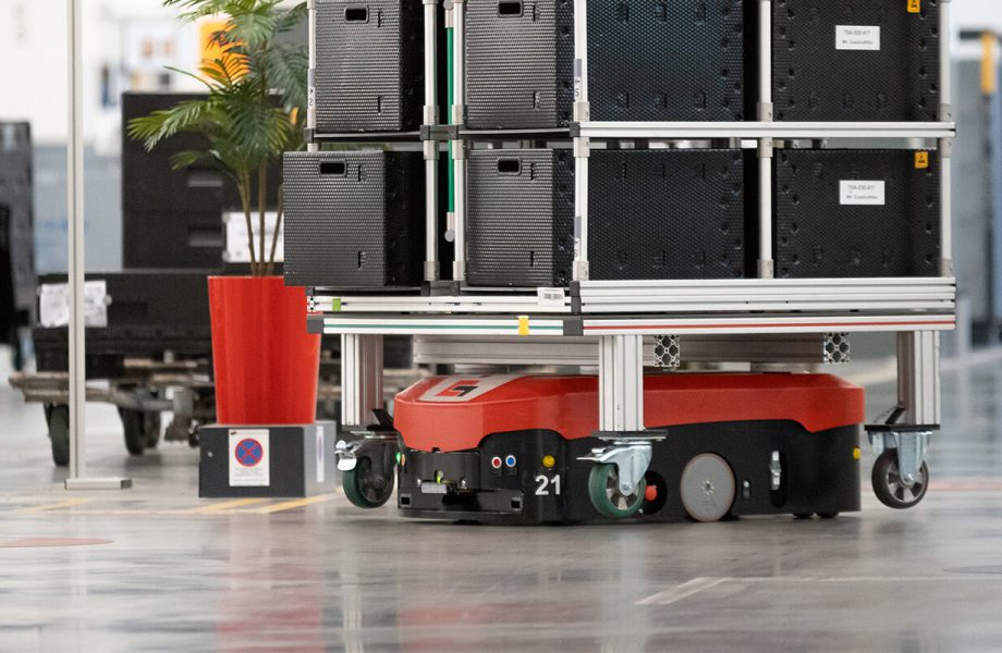 Systemy transportowe bez kierowców stosowane w fabryce Audi