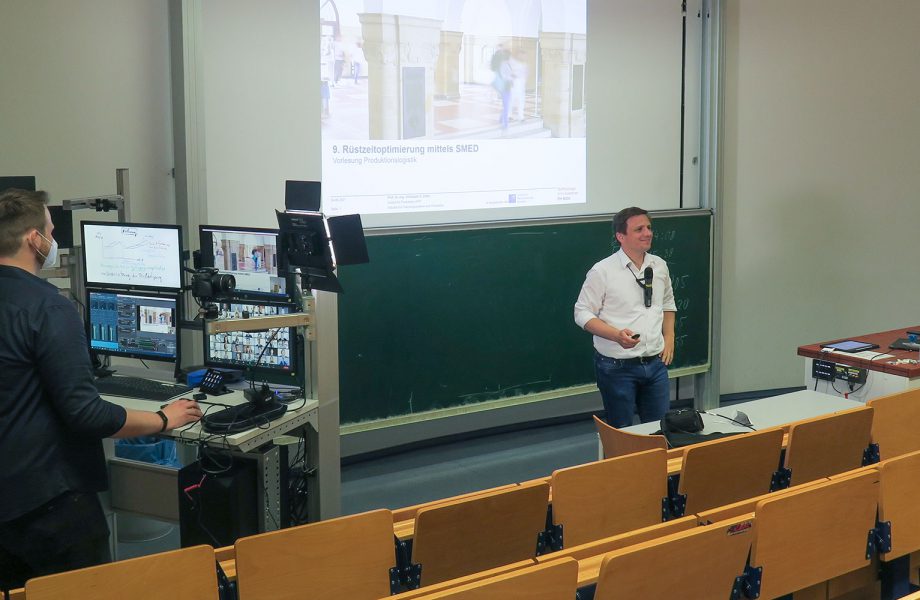 Live-streaming lectures – with a special mobile bench