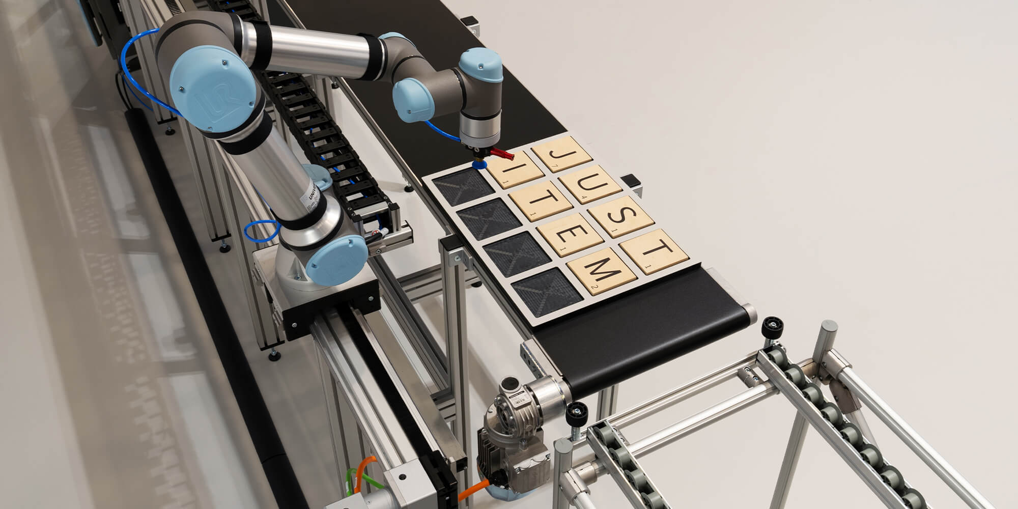 Roboter mit 7. Achse: Kombination von Förderband, Lineareinheit und Cobot