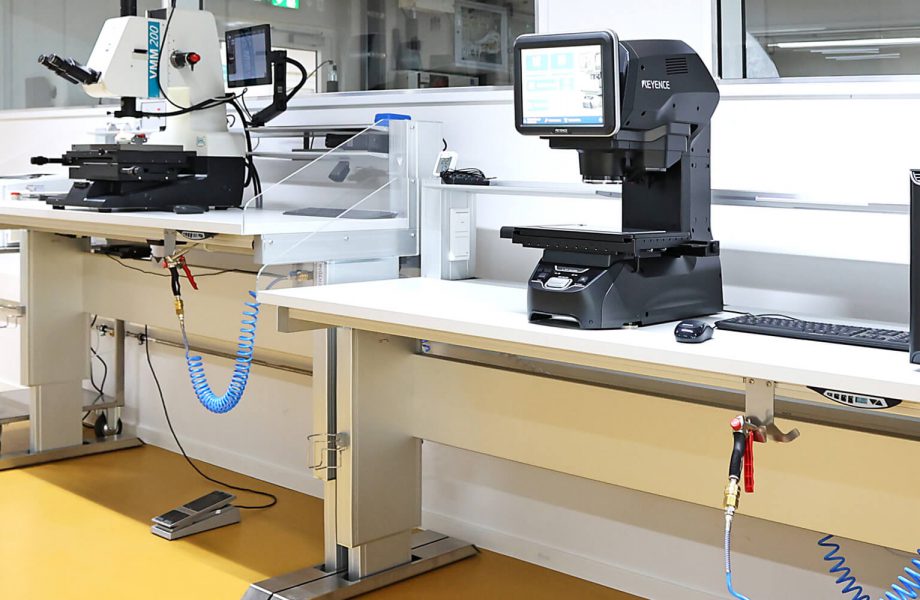 Ergonomische, höhenverstellbare und stabile Arbeitsplatzsysteme für empfindliche Messgeräte