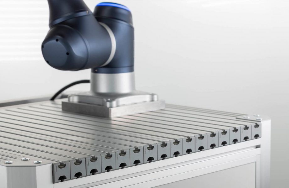 Roboterperipherie für Cobots: Unterbauten, Roboterzellen & mehr