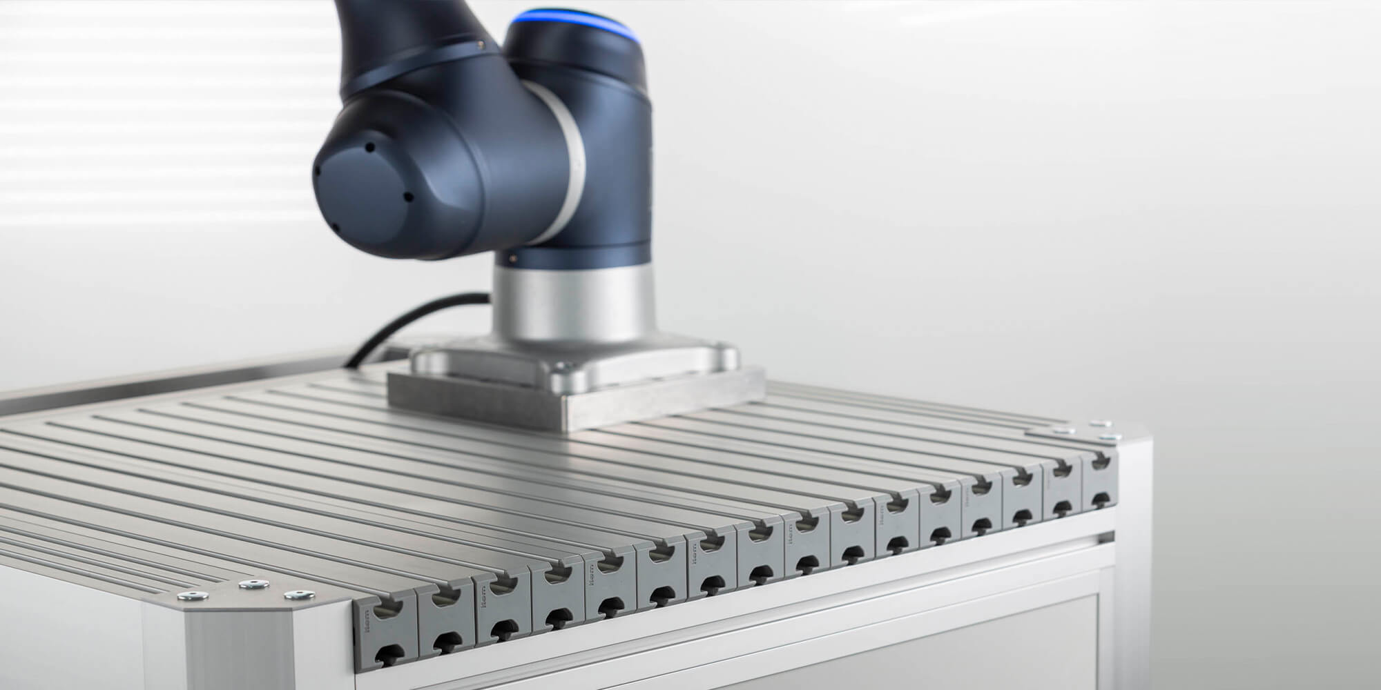 Roboterperipherie für Cobots: Unterbauten, Roboterzellen & mehr