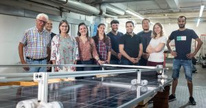 Innovative system for cleaning solar panels – Professor Usbeck, the project team and staff from Hamburg University of Applied Sciences