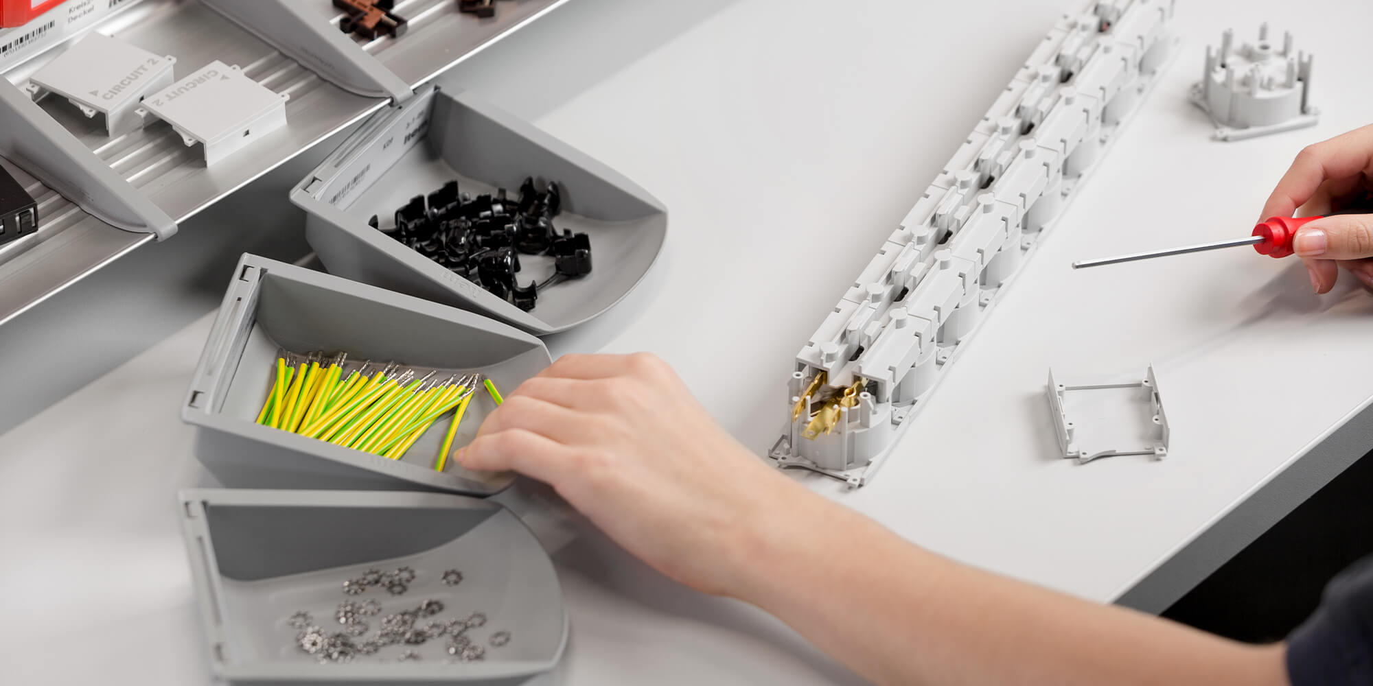 Postazioni di lavoro manuale personalizzate: la varietà della produzione manuale