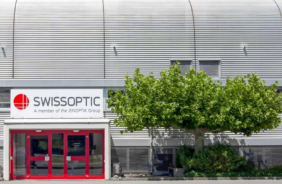 Une salle blanche dans une salle blanche – de nouveaux espaces de travail pour SwissOptic